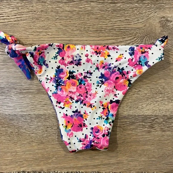 Bikini - Picture 4 of 4